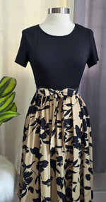 Cargar imagen en el visor de la galería, Black Floral Traje Midi
