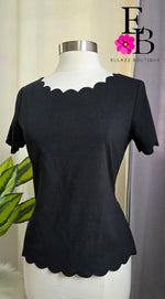 Cargar imagen en el visor de la galería, Blusa Negra Scallop
