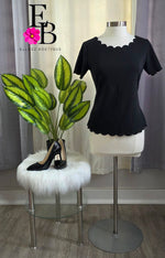 Cargar imagen en el visor de la galería, Blusa Negra Scallop
